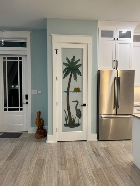 https://etchedglassdoorsfl.com/wp-content/uploads/Coastal-style-pantry-door-with-palm-tree-and-egret-2-rotated.jpg